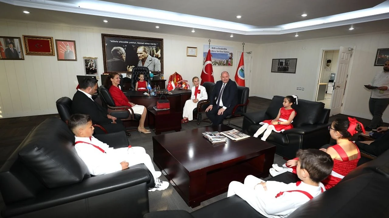 Menderes çocuklara emanet: Minik başkanlar Çiçek'in makamına oturdu
