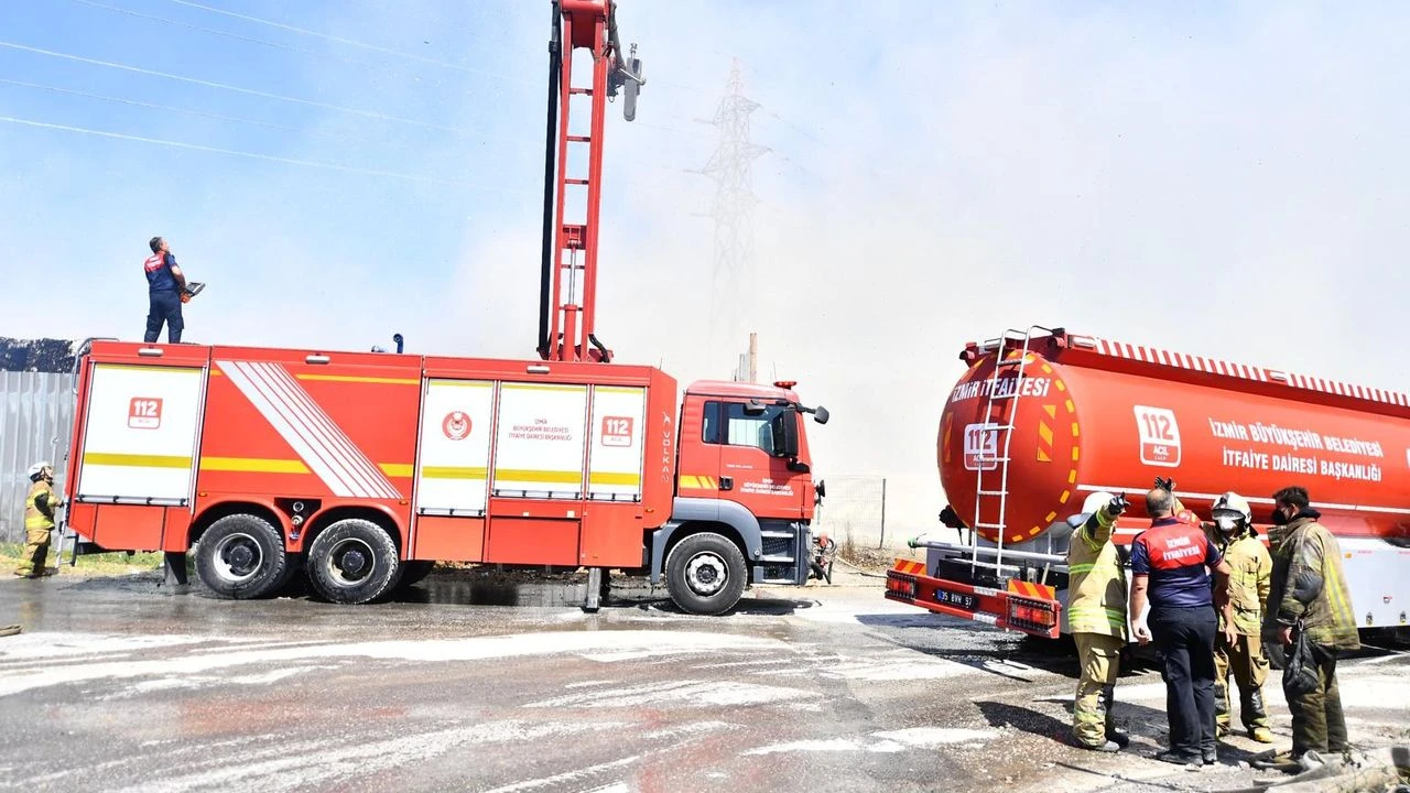 İzmir alevlerle boğuşuyor: İtfaiye alarmda