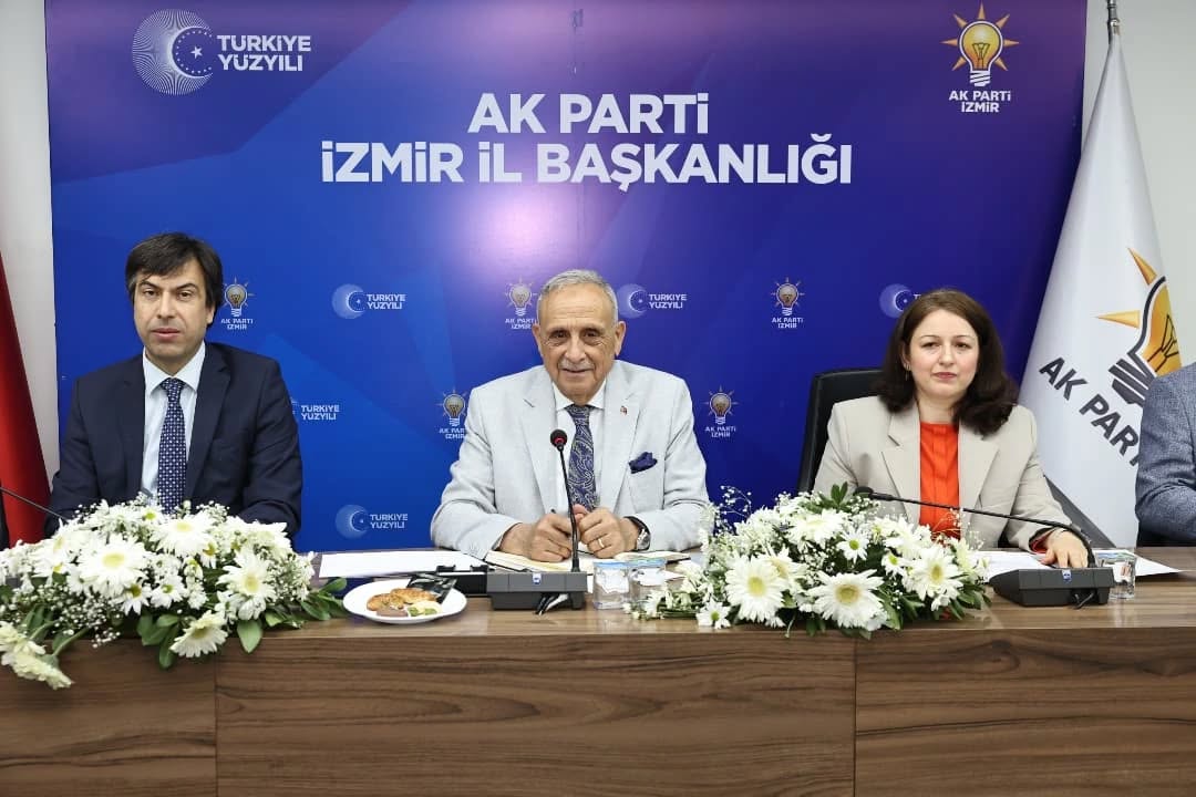 AK Parti İzmir İl Başkanlığı'nda Siyasi ve Hukuki İşler Toplantısı Gerçekleştirildi