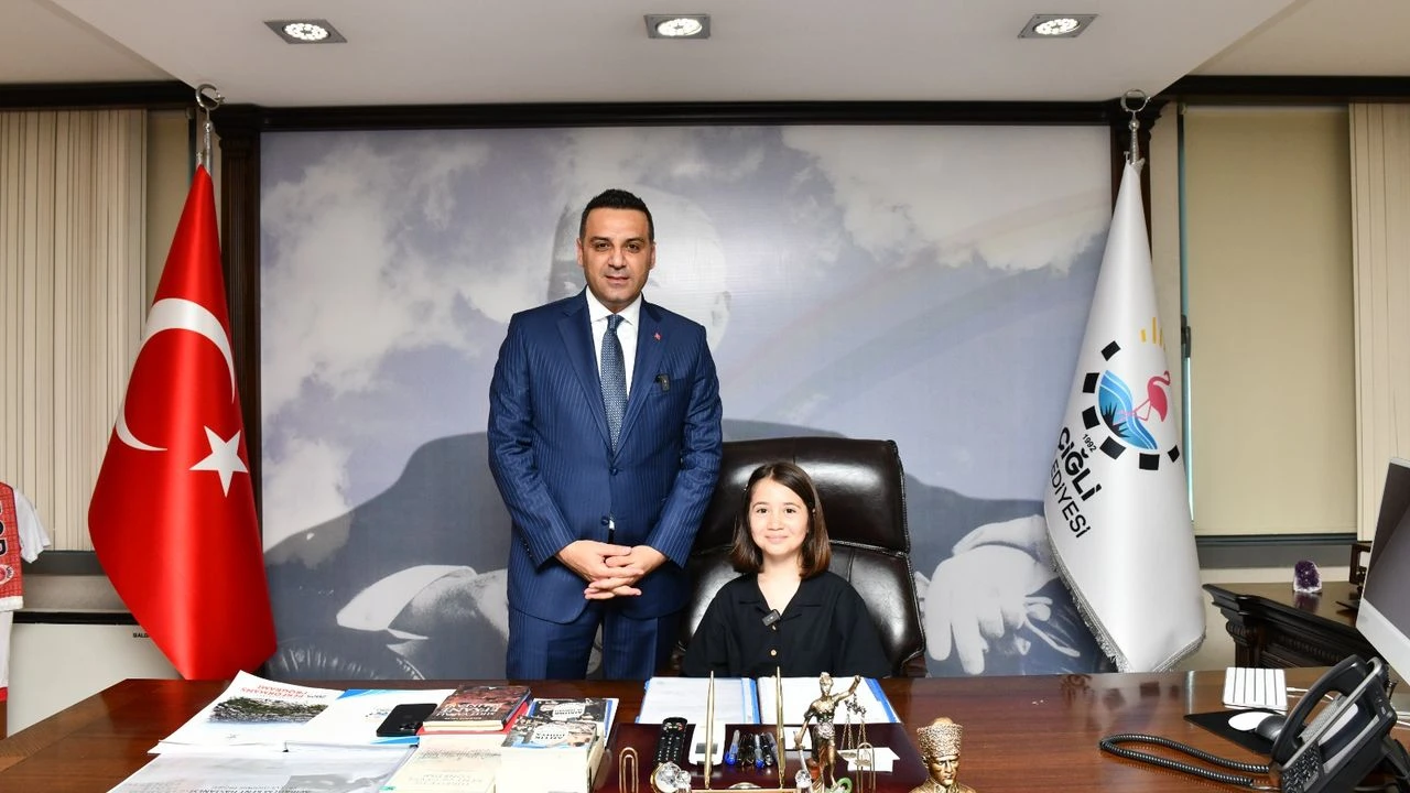 Çiğli'de 23 Nisan: Minik başkan koltuğa oturdu, ilk talimatını verdi