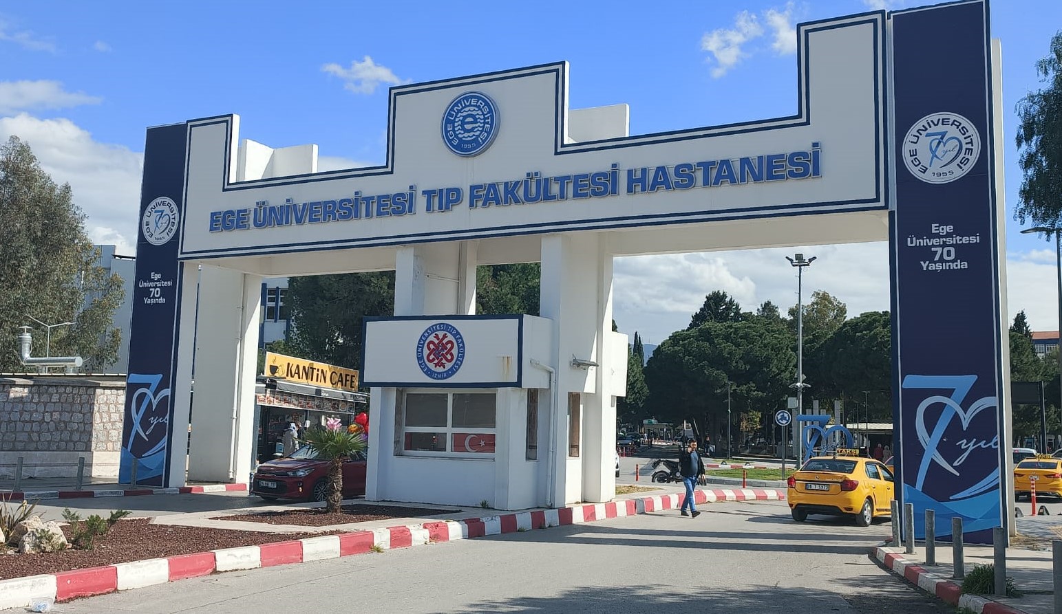 Ege Üniversitesi’nde Şafak Operasyonu: Eski Başhekim ve Çok Sayıda Personel Gözaltında!