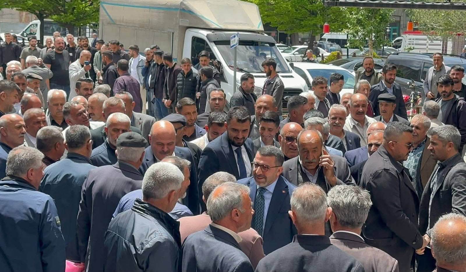 Kağızman’da Adem Çalkın Rüzgarı: Ziyaret Adeta Mitinge Dönüştü!