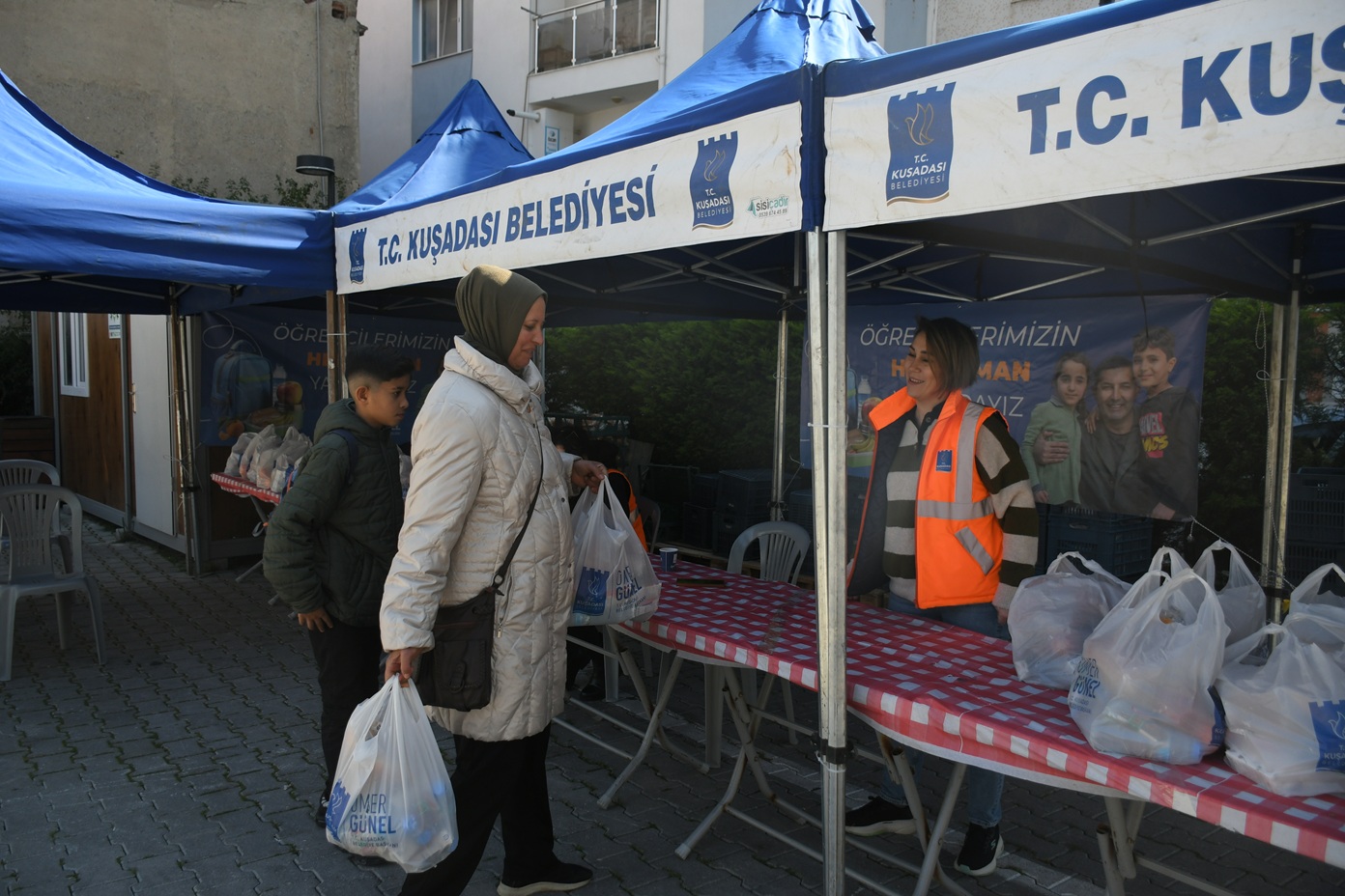 KUŞADASI BELEDİYESİ’NİN BESLENME ÇANTASI PROJESİ KARARLILIKLA SÜRÜYOR