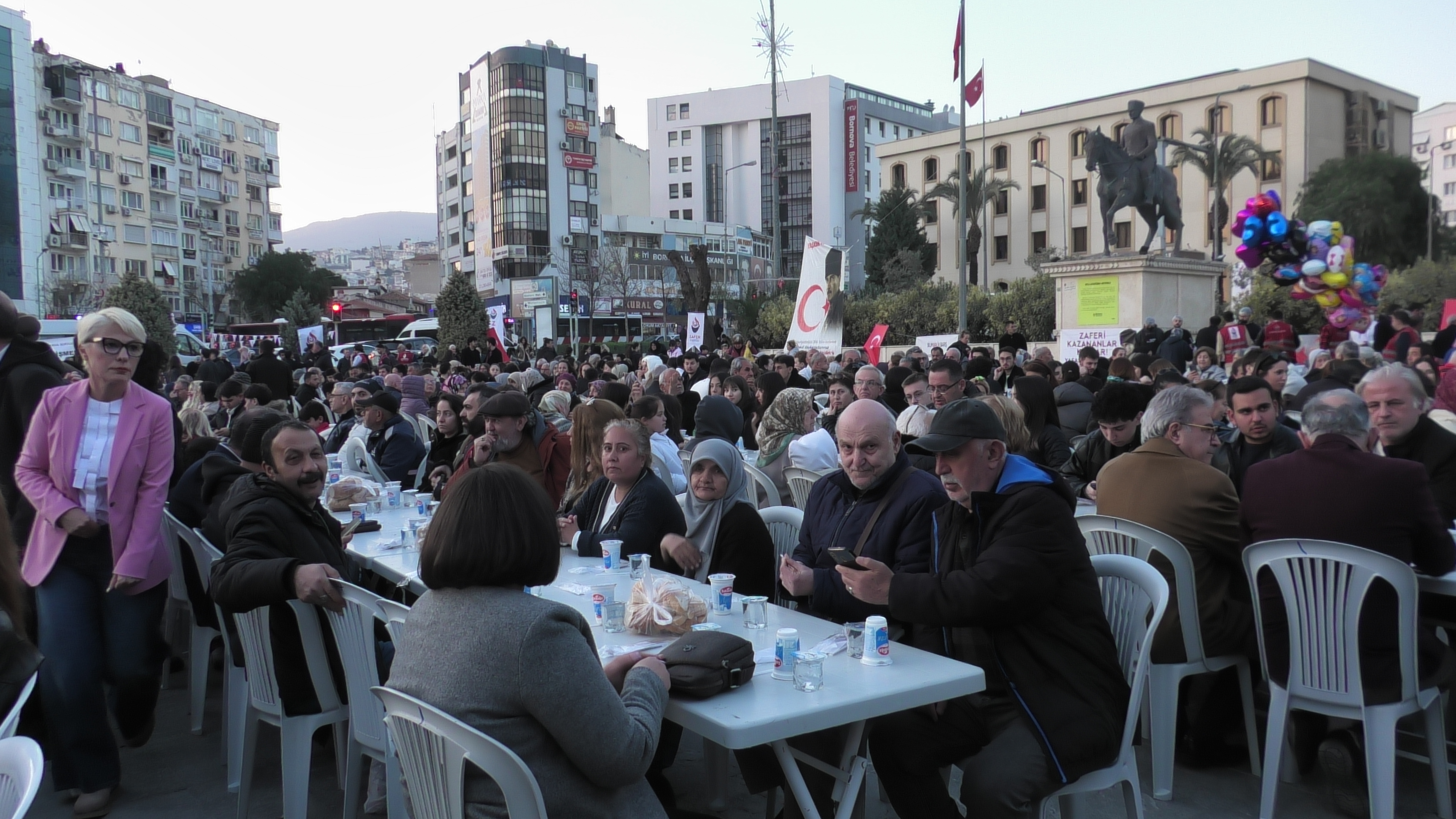 Zafer Partisi’nden Bornova’da Dev İftar: 