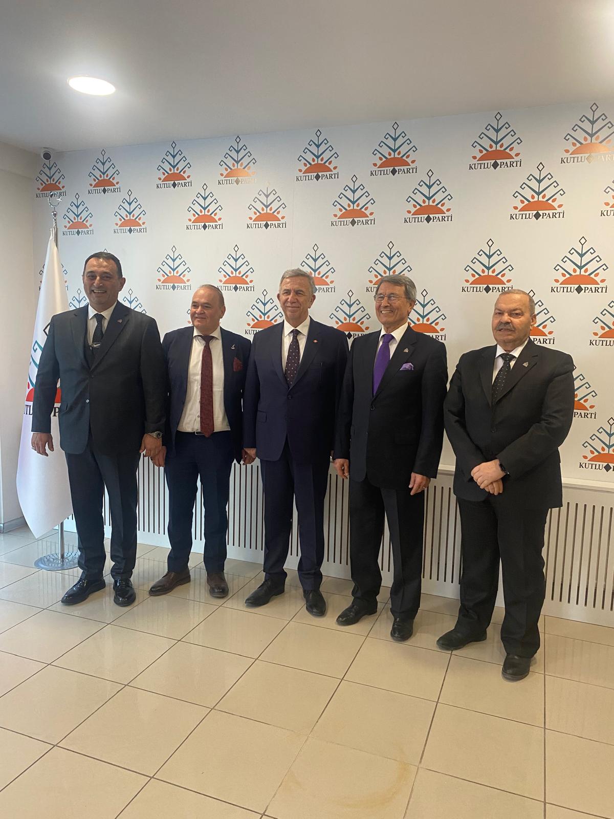 Mansur Yavaş’tan Kutlu Parti’ye Sürpriz Ziyaret! Siyasette Yeni Bir Denge mi Kuruluyor?