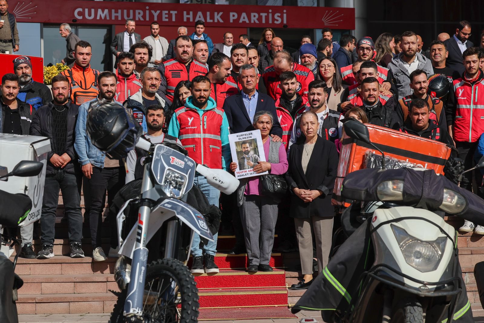 CHP LİDERİ ÖZGÜR ÖZEL MOTOKURYELER İLE BİR ARAYA GELDİ