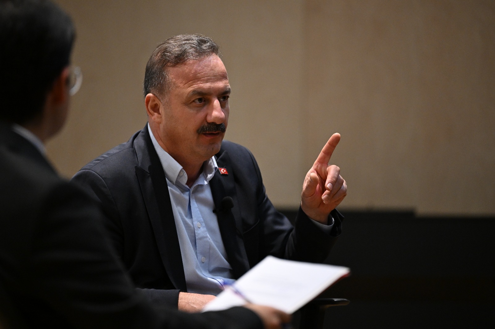 YAVUZ AĞIRALİOĞLU GENÇLERLE BULUŞTU: EŞ CUMHURBAŞKANLIĞI İRONİSİ YAPTIM MUHALEFET EDİLDİ!