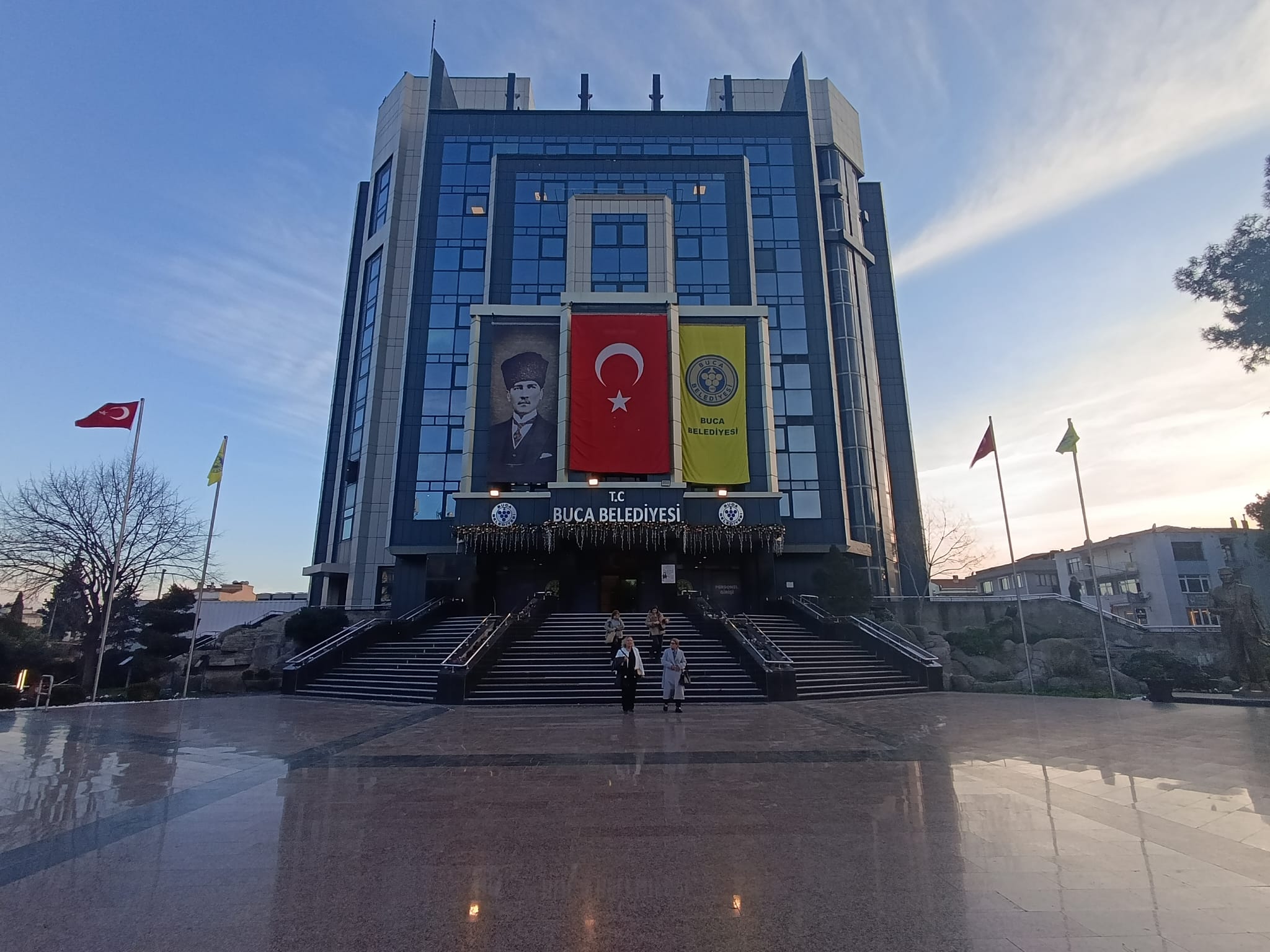 Buca Belediyesi'nde Rüşvet Operasyonu: Tahliyeler Kısa Sürdü, 7 Kişi Yeniden Gözaltında!