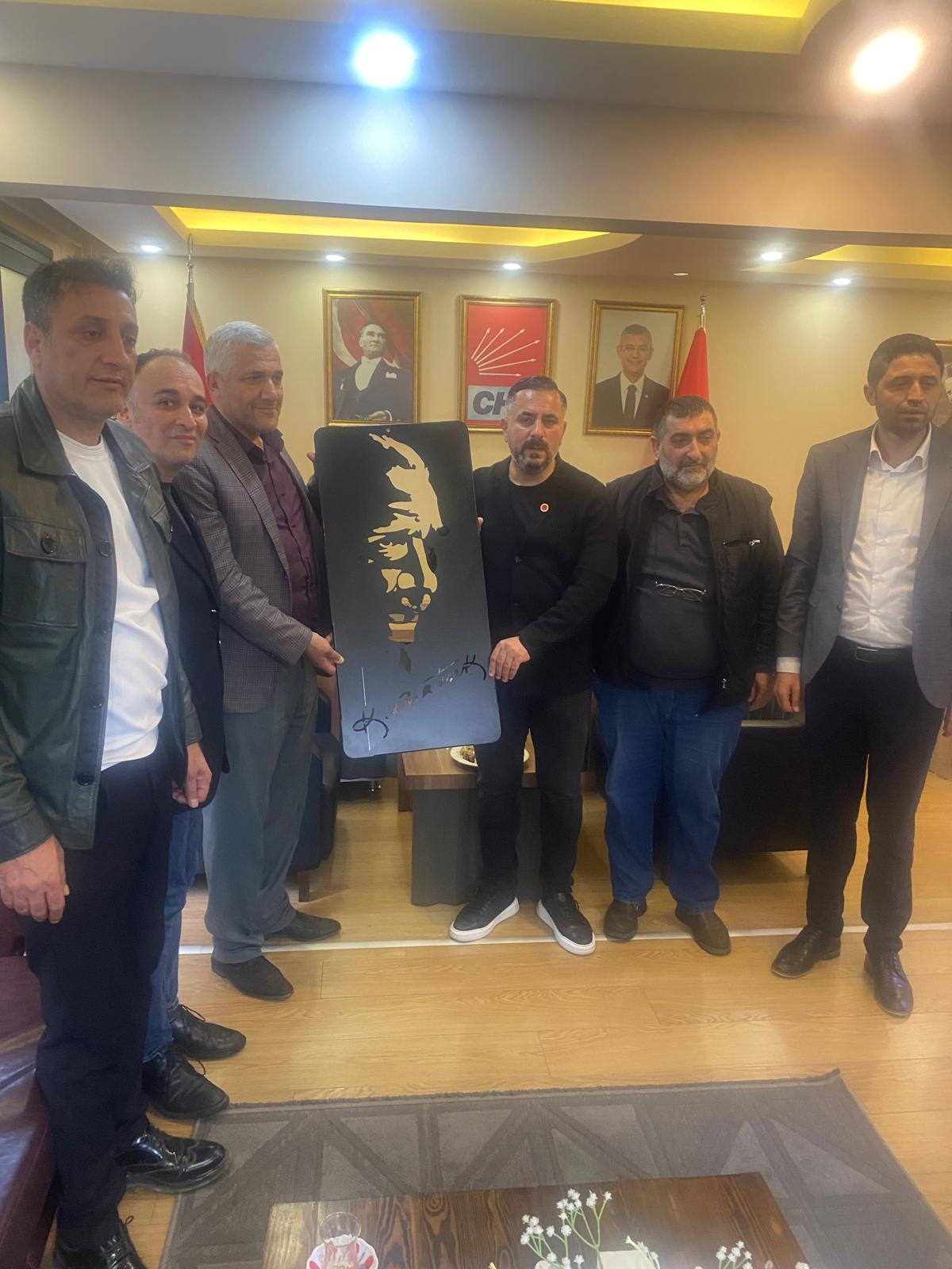 Serhat Karslılar Federasyonu Gazi Mustafa Kemal Atatürk'ün Suretini Suat Bulut'a Hediye Etti