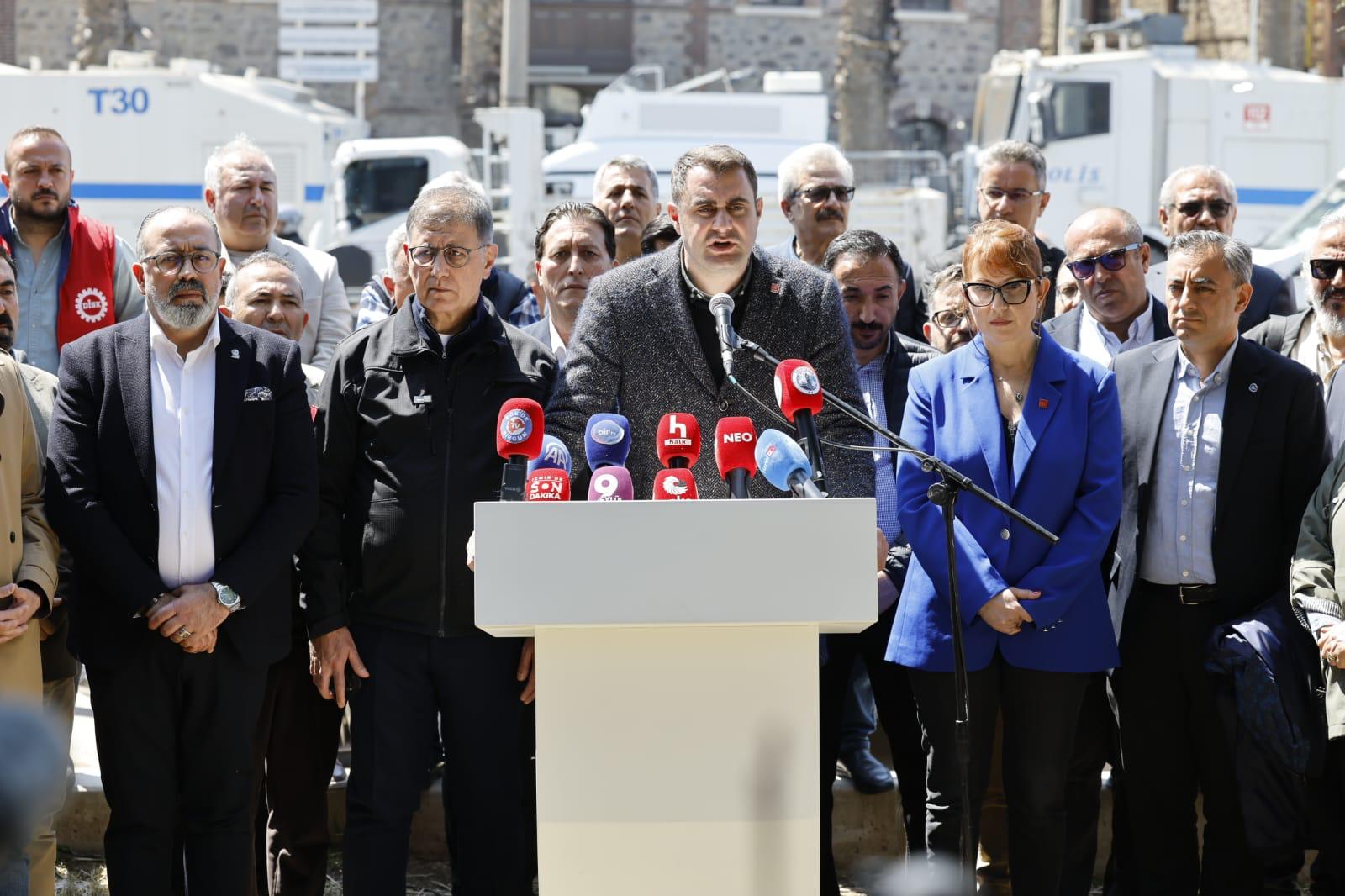 *Meslek Fabrikası Önünde Toplanıyoruz*