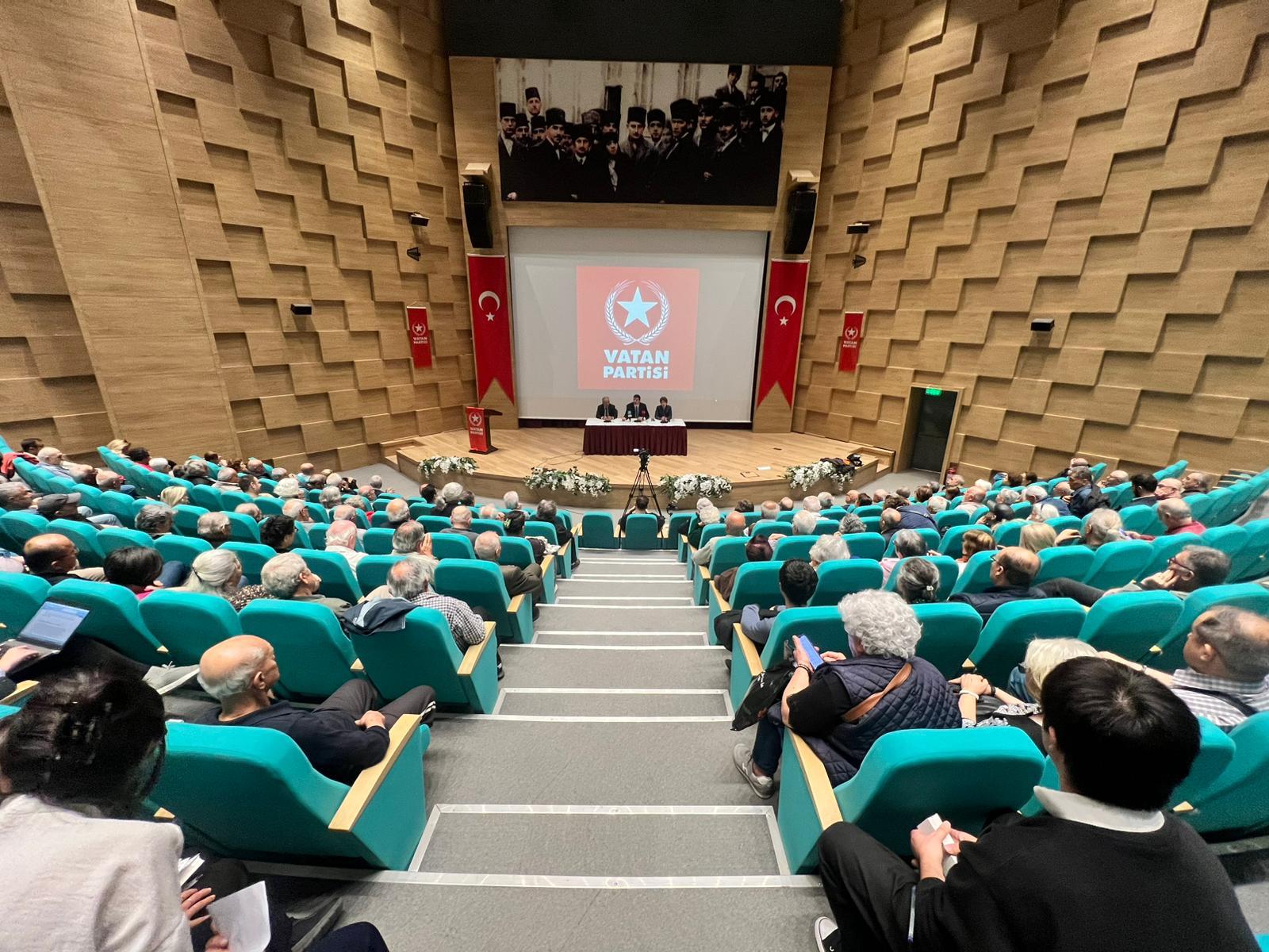 Özgür Bursalı’dan İzmir’de Türkiye’nin Geleceğine Işık Tutan Konferans: “Türkiye Büyük Kararın Eşiğinde”