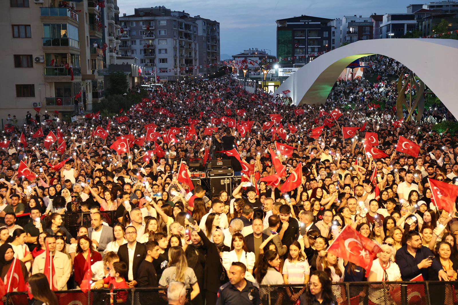 Menemen'de Muhteşem Gece! On Binler Buluştu...