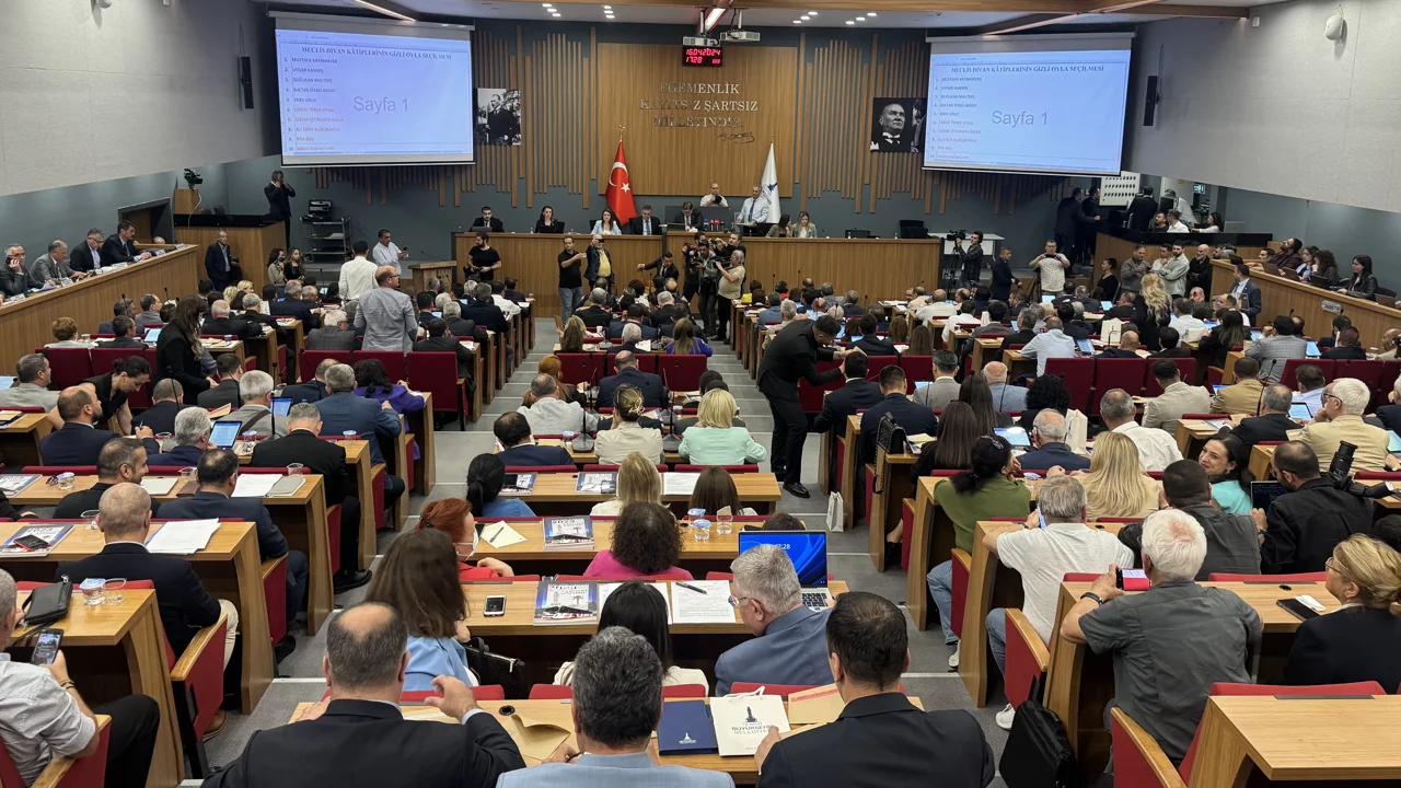 İzmir Büyükşehir Meclisi’nde Yeni Dönem: Görev Dağılımı Tamamlandı!
