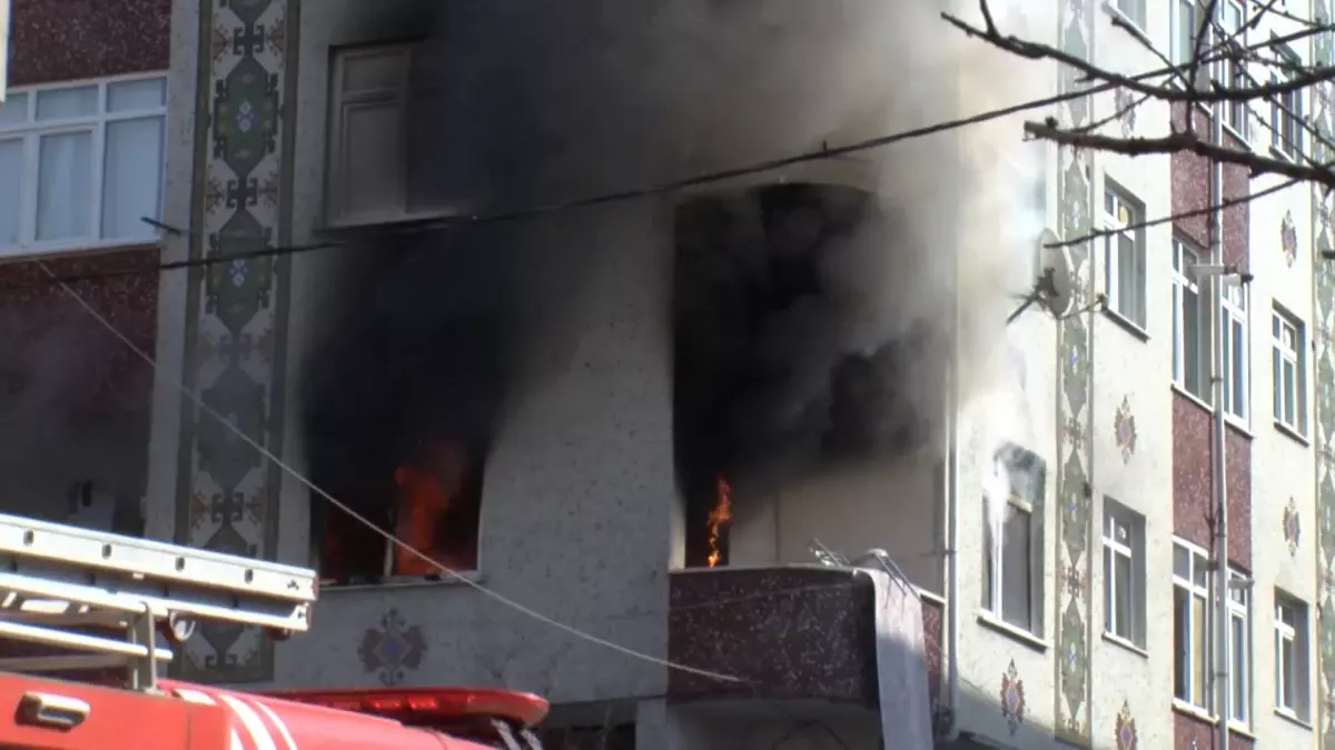 Psikolojik Sorunları Olan Şahıs Dairesini Yaktı: Ataşehir'de Korku Dolu Dakikalar