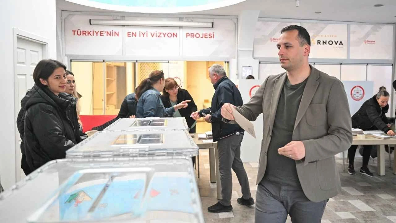 Bornovalılar İmamoğlu için sandıklara koştu: Yılmak yok, mücadele devam ediyor