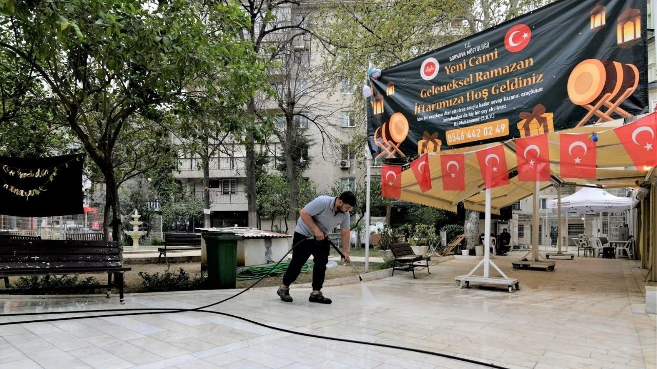 Bornova Belediyesi’nden bayram hazırlığı: Temizlik çalışmaları tamamlandı