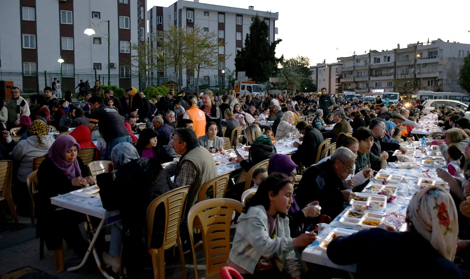 KUŞADASI BELEDİYESİ'NDEN RAMAZAN AYI BOYUNCA 18 BİN KİŞİLİK İFTAR YEMEĞİ