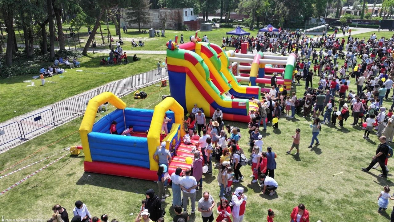 İzmir'de binlerce çocuk Kültürpark'ta bir araya geldi