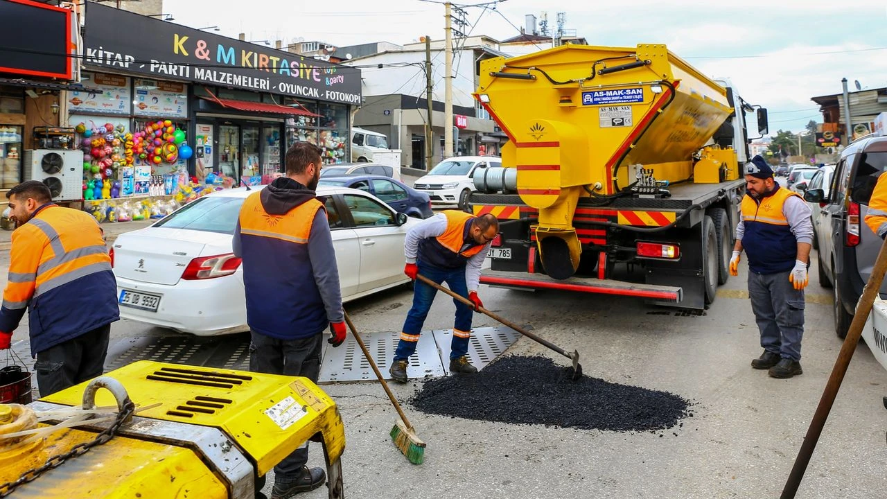 Karabağlar'da ulaşım daha güvenli hale gelecek: Yollar bir bir onarılıyor