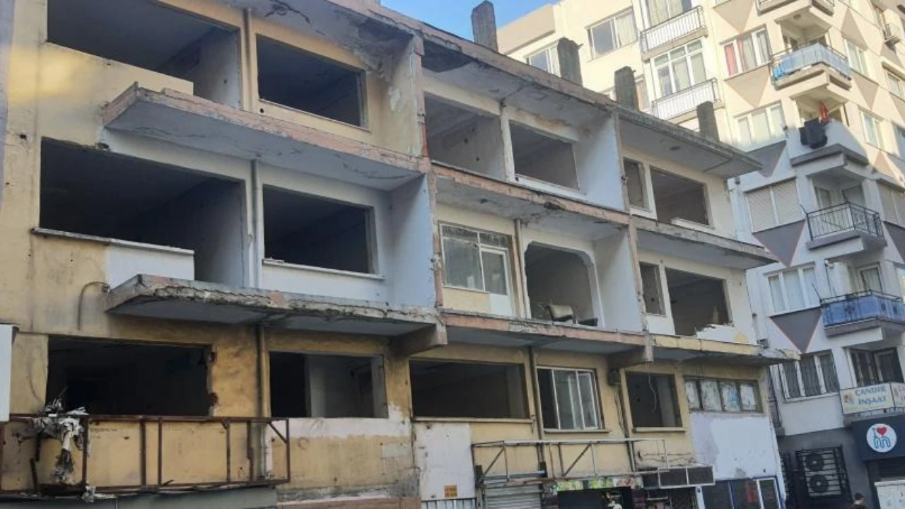 Karabağlar sakinlerinin korkulu rüyası: Metruk bina