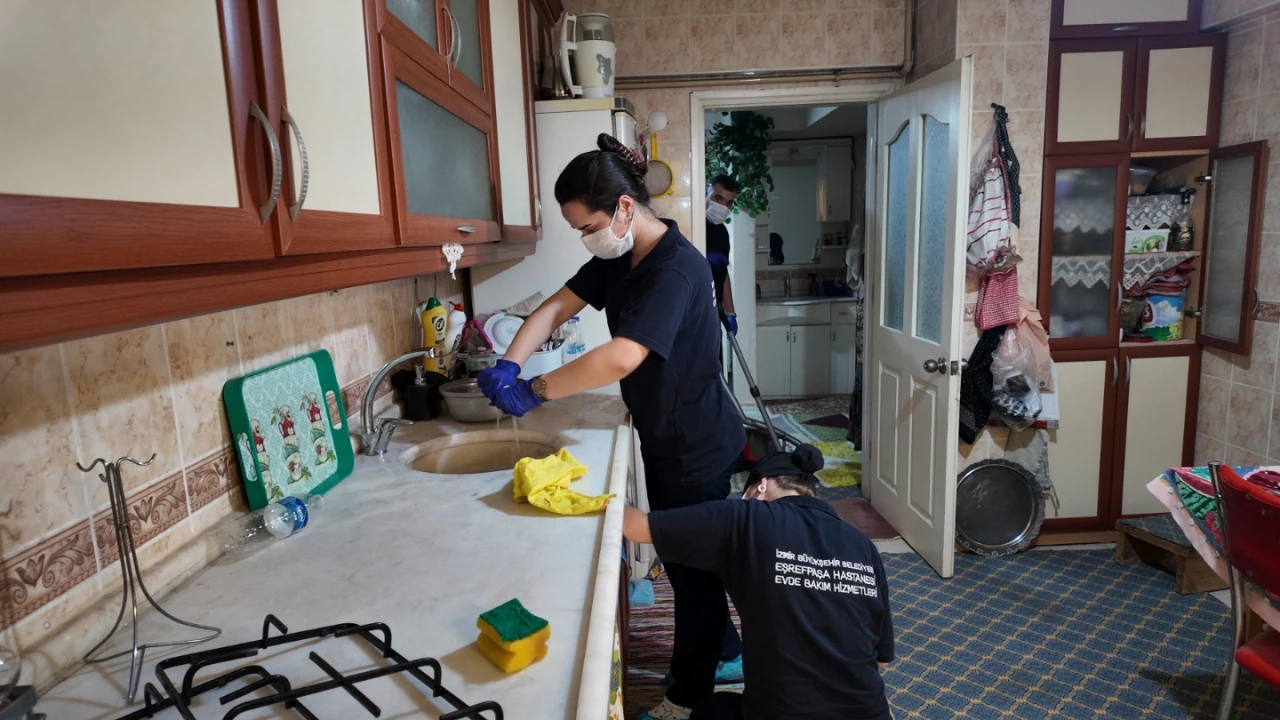 Kemalpaşa’da dayanışma büyüyor: Evde bakım hizmetiyle yüzler gülüyor