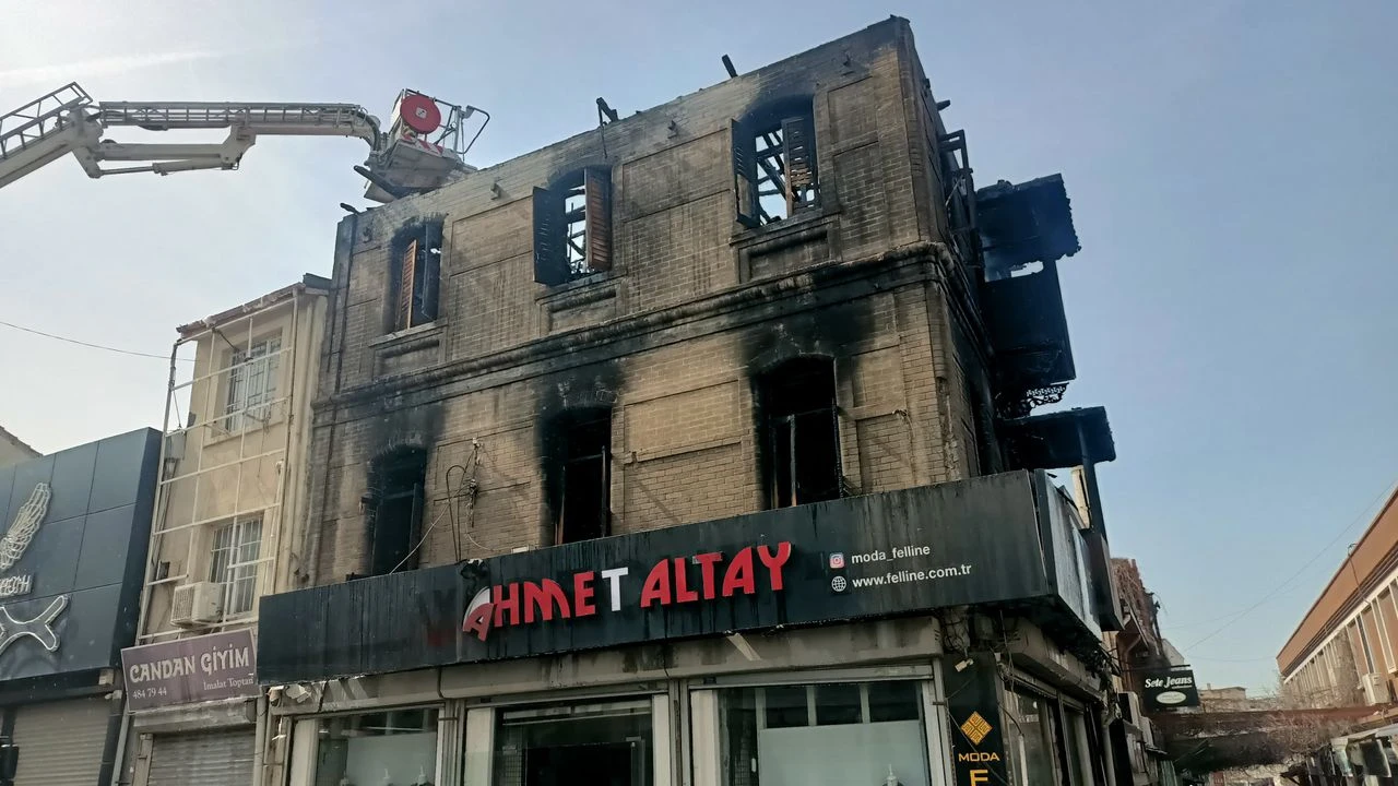 Kemeraltı’nda Yangın: Kıyafet Mağazası Alevlere Teslim Oldu