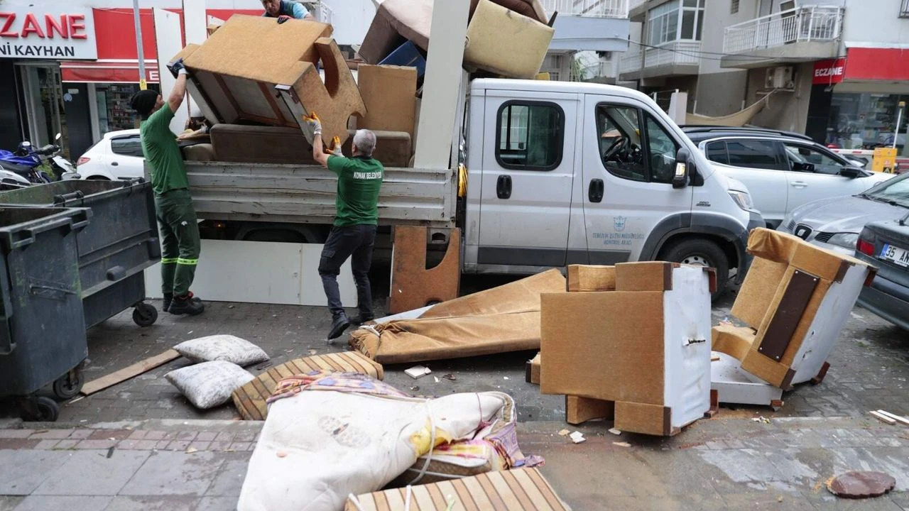 İzmir Konak’ta sokağa atılan eşyaya son: Belediyeden ücretsiz toplama hizmeti