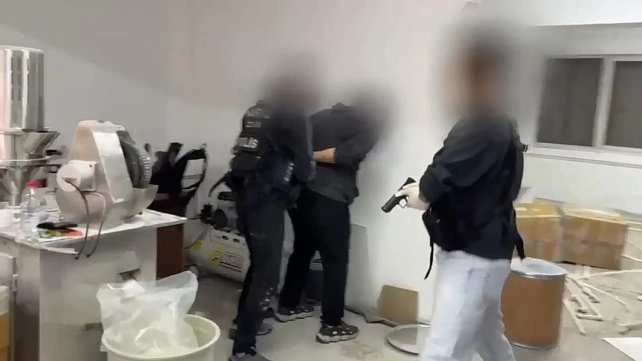 İzmir Konak'ta iş yeri görünümlü yasaklı madde imalathanesine baskın!