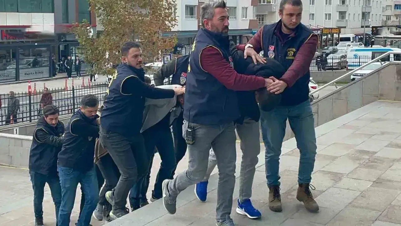 Sosyal medyada sahte kadın profiliyle dolandırıcılık: 12 kişi tutuklandı