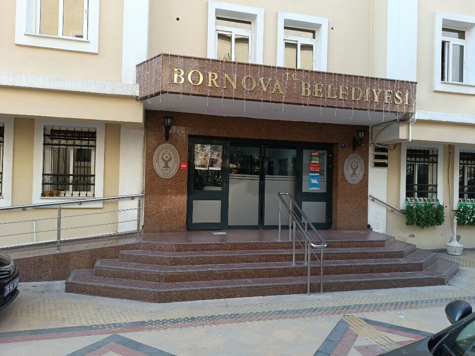 Bornova'da Çöp Tenekesi Yanında Tehlikeli Atık Alarmı: Motorsiklet Lastikleri Büyük Çevre Sorununa Davet!