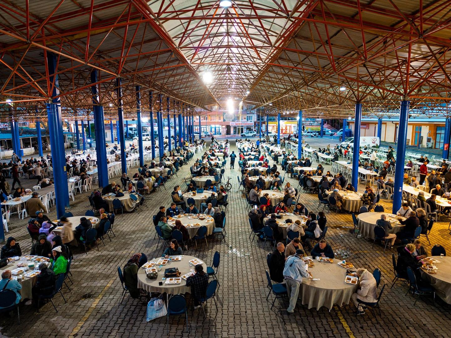 Seferihisar’da Ramazan Bereketi; Dayanışma Seferberliği ile sofralar kuruluyor