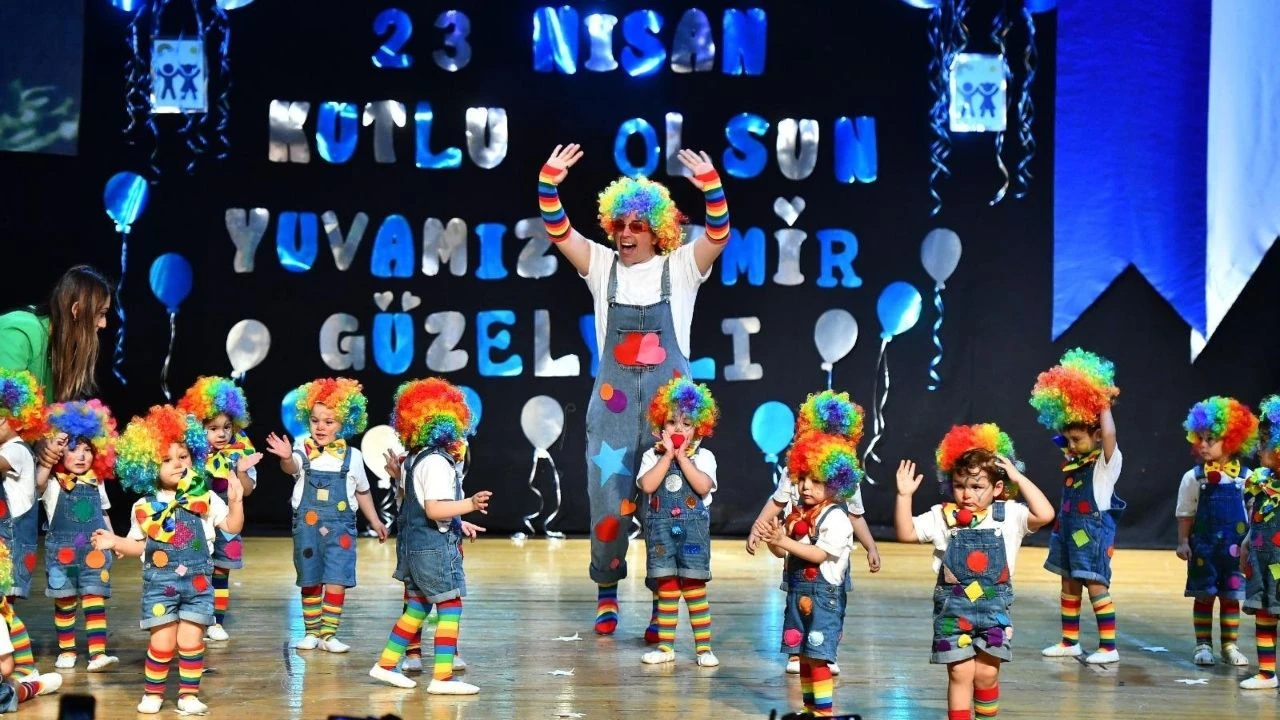 İzmirli minikler sahnede: Yuvamız İzmir şubelerinde bayram sevinci