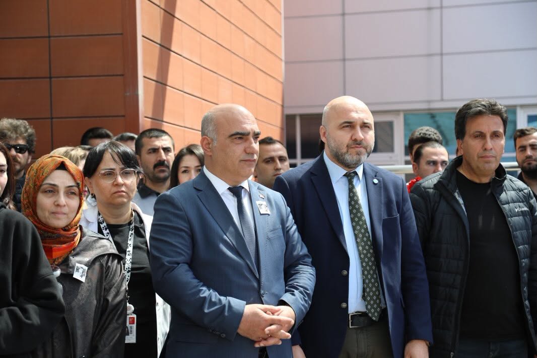 İzmir İl Sağlık M&uuml;d&uuml;r&uuml; Ayhan Kul da &Ccedil;iğli'de Beyza Nur Doktor'a veda etti.